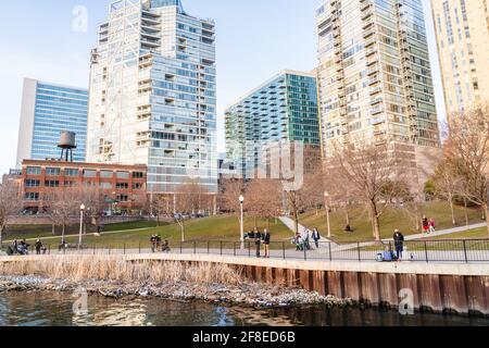 Chicago, Illinois - 13 mars 2021 : bâtiments résidentiels de luxe au bord de l'eau dans le centre-ville de Chicago pendant la pandémie COVID-19. Banque D'Images