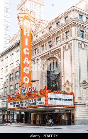 Chicago, Illinois - 13 mars 2021 : image extérieure du célèbre Chicago Theatre pendant la pandémie COVID-19. Banque D'Images