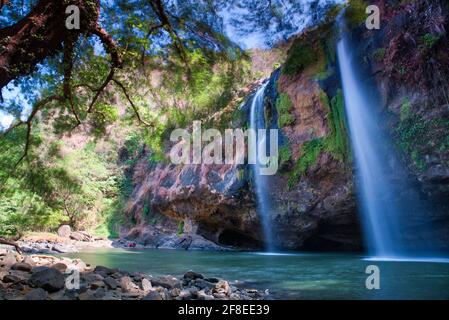 Une zone avec la cascade de Cikanteh, Sodong est une attraction de chute d'eau dans Ciletuh Geopark avec le plus facile d'accès. Vous pouvez garer le véhicule directement i Banque D'Images