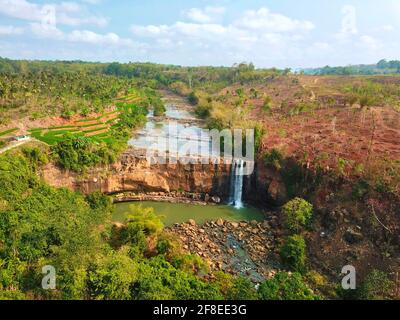 La cascade d'Awang est située dans le village de Taman Jaya, qui est l'une des chutes d'eau du ruisseau de la rivière Ciletuh. La cascade d'Awang a une hauteur d'environ 40 mètres Banque D'Images