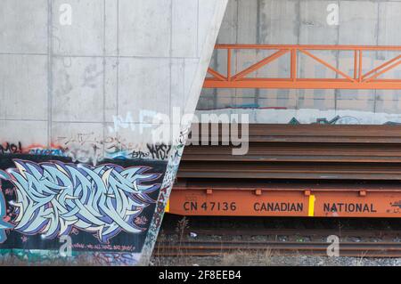 Rails de transport de voiture à plat du chemin de fer national canadien Banque D'Images