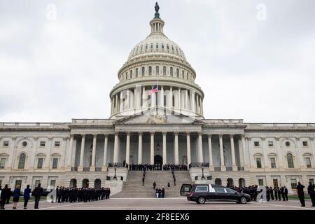 (210414) -- WASHINGTON, le 14 avril 2021 (Xinhua) -- UN dossier contenant les restes de l'officier de police du Capitole des États-Unis, William Evans, qui a été tué, arrive au Capitole à Washington, DC, le 13 avril 2021. William 'Billy' Evans, l'officier de police du Capitole de 18 ans tué dans l'exercice de ses fonctions lorsqu'une voiture s'est mise à lui et un autre officier, a été mis en honneur mardi dans la rotonde du Capitole. (Shawn Thew/Pool via Xinhua) Banque D'Images