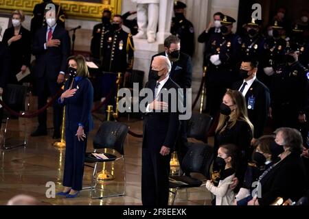 (210414) -- WASHINGTON, le 14 avril 2021 (Xinhua) -- le président des États-Unis Joe Biden paie son respect à l'officier de police du Capitole des États-Unis William 'Billy' Evans à Capitol Hill à Washington, DC, le 13 avril 2021. William 'Billy' Evans, l'officier de police du Capitole de 18 ans tué dans l'exercice de ses fonctions lorsqu'une voiture s'est mise à lui et un autre officier, a été mis en honneur mardi dans la rotonde du Capitole. (AMR Alfiky/Pool via Xinhua) Banque D'Images