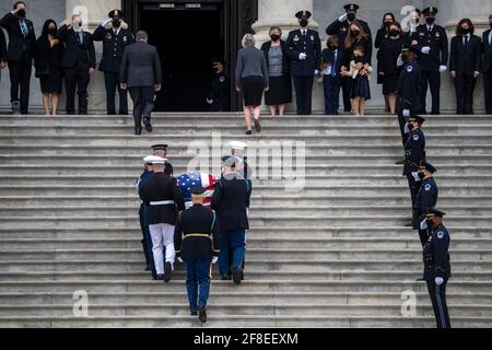 (210414) -- WASHINGTON, le 14 avril 2021 (Xinhua) -- UN dossier contenant les restes de l'officier de police du Capitole des États-Unis, William Evans, qui a été tué, arrive au Capitole à Washington, DC, le 13 avril 2021. William 'Billy' Evans, l'officier de police du Capitole de 18 ans tué dans l'exercice de ses fonctions lorsqu'une voiture s'est mise à lui et un autre officier, a été mis en honneur mardi dans la rotonde du Capitole. (Shawn Thew/Pool via Xinhua) Banque D'Images