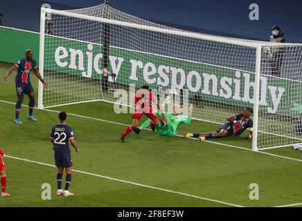 Paris, France. 13 avril 2021. Choupo-Moting (C) du Bayern Munich célèbre son but lors du quart de finale de l'UEFA Champions League deuxième match de football entre Paris Saint-Germain et Bayern Munich au stade du Parc des Princes à Paris, France, le 13 avril 2021. Credit: Gao Jing/Xinhua/Alamy Live News Banque D'Images