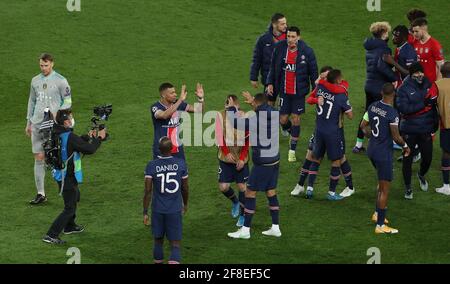 Paris, France. 13 avril 2021. Les joueurs de Paris Saint-Germain fêtent après le quart de finale de l'UEFA Champions League, deuxième match de football entre Paris Saint-Germain et le Bayern Munich, au stade du Parc des Princes à Paris, en France, le 13 avril 2021. Credit: Gao Jing/Xinhua/Alamy Live News Banque D'Images