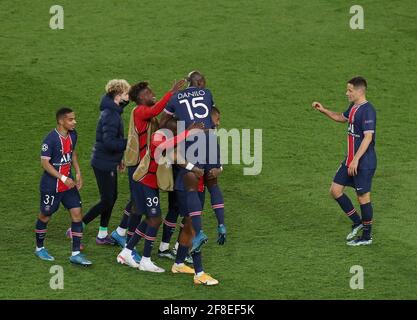 Paris, France. 13 avril 2021. Les joueurs de Paris Saint-Germain fêtent après le quart de finale de l'UEFA Champions League, deuxième match de football entre Paris Saint-Germain et le Bayern Munich, au stade du Parc des Princes à Paris, en France, le 13 avril 2021. Credit: Gao Jing/Xinhua/Alamy Live News Banque D'Images