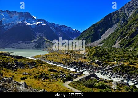 La rivière est pontée trois fois par les ponts de suspension piétonnière le long de la piste de Hooker Valley, la piste de marche la plus populaire dans la région Banque D'Images