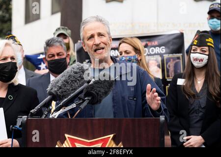 Washington, District de Columbia, États-Unis. 13 avril 2021. JON STEWART parle lors d'une conférence de presse de l'introduction au Congrès de la Loi sur les avantages présumés pour les combattants de guerre exposés aux fosses aux brûlures et autres toxines. Le projet de loi supprimerait le « fardeau de la preuve » des anciens combattants atteints de maladies liées aux fosses aux brûlures et leur permettrait d'avoir plus facilement accès aux prestations d'anciens Combattants. Crédit : Michael Brochstein/ZUMA Wire/Alay Live News Banque D'Images