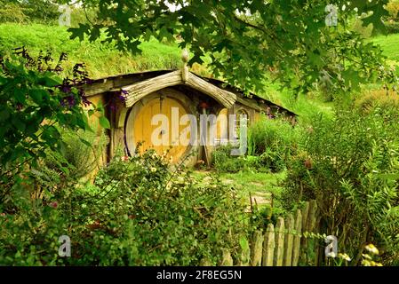 Il y a maintenant 44 trous hobbit sur la vue, bien qu'il soit seulement possible d'y entrer quelques-uns d'entre eux, qui ont tous un petit intérieur inachevé, fortifié de terre Banque D'Images