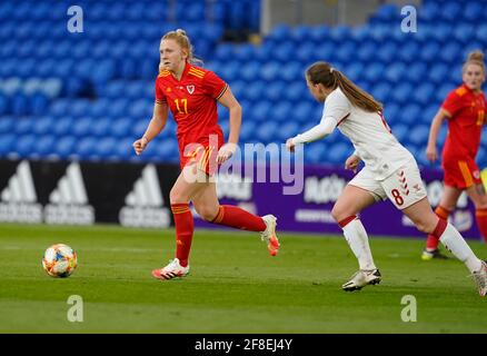 Cardiff, Royaume-Uni. 13 avril 2021. CERI Holland (L) et Sara Thrige sont vus en action lors du match amical entre le pays de Galles et le Danemark au stade de Cardiff City. Score final ; pays de Galles 1:1 Danemark) (photo de Graham Glendinning/SOPA Images/Sipa USA) crédit : SIPA USA/Alay Live News Banque D'Images