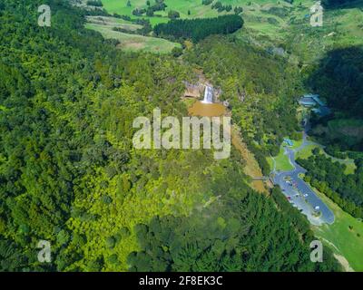 Hunua Falls est situé dans la partie ouest du parc régional de Hunua Ranges, dans la région d'Auckland. La spectaculaire chute d'eau de 30 mètres fait partie du Wairoa RI Banque D'Images