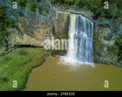 Hunua Falls est situé dans la partie ouest du parc régional de Hunua Ranges, dans la région d'Auckland. La spectaculaire chute d'eau de 30 mètres fait partie du Wairoa RI Banque D'Images