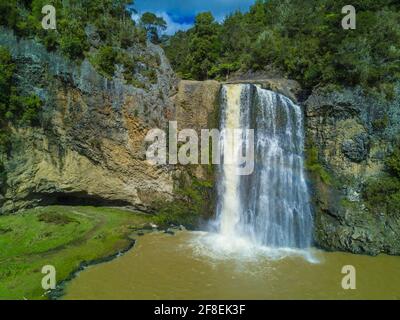 Hunua Falls est situé dans la partie ouest du parc régional de Hunua Ranges, dans la région d'Auckland. La spectaculaire chute d'eau de 30 mètres fait partie du Wairoa RI Banque D'Images