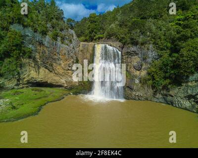 Hunua Falls est situé dans la partie ouest du parc régional de Hunua Ranges, dans la région d'Auckland. La spectaculaire chute d'eau de 30 mètres fait partie du Wairoa RI Banque D'Images