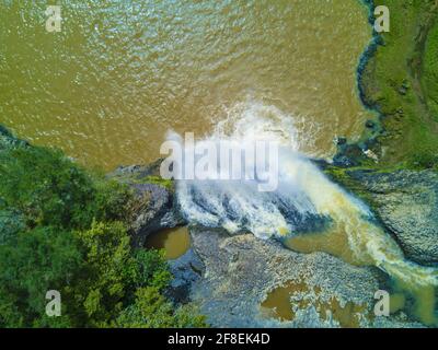 Hunua Falls est situé dans la partie ouest du parc régional de Hunua Ranges, dans la région d'Auckland. La spectaculaire chute d'eau de 30 mètres fait partie du Wairoa RI Banque D'Images