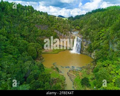 Hunua Falls est situé dans la partie ouest du parc régional de Hunua Ranges, dans la région d'Auckland. La spectaculaire chute d'eau de 30 mètres fait partie du Wairoa RI Banque D'Images