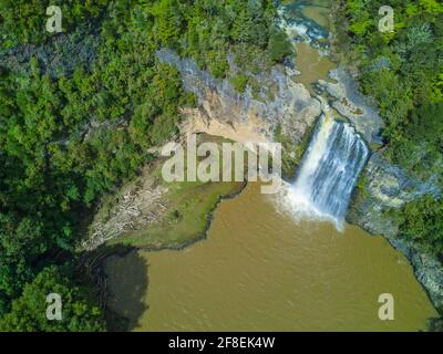 Hunua Falls est situé dans la partie ouest du parc régional de Hunua Ranges, dans la région d'Auckland. La spectaculaire chute d'eau de 30 mètres fait partie du Wairoa RI Banque D'Images