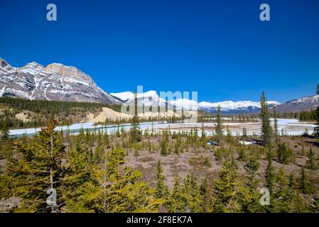 Il a été nommé « The Crossing », lorsque les voyageurs et les commerçants de fourrures ont utilisé cet endroit pour traverser la rivière Saskatchewan Nord sur leur chemin vers la Colombie-Britannique en Banque D'Images