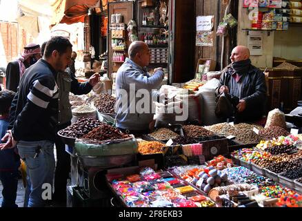 Damas. 13 avril 2021. Les Syriens achètent des fruits secs et des dates le premier jour du mois sacré musulman du Ramadan, dans la capitale Damas, le 13 avril 2021. Crédit: Ammar Safarjalani/Xinhua/Alamy Live News Banque D'Images