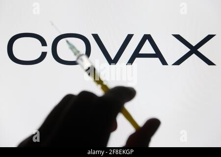 Ukraine. 14 avril 2021. Dans cette photo, une seringue médicale est vue avec un logo COVAX en arrière-plan. (Photo de Pavlo Gonchar/SOPA Images/Sipa USA) crédit: SIPA USA/Alay Live News Banque D'Images