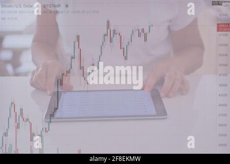 Femme travaillant sur une tablette à partir de Bitcoin. Banque D'Images