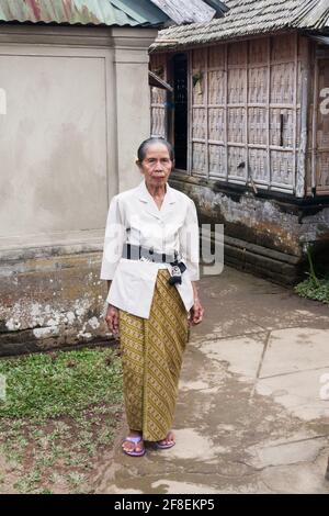 Bali, Indonésie - 6 juillet 2011 : femme balinaise âgée habillée pour le temple. La plupart des Balinais suivent la religion hindoue. Banque D'Images