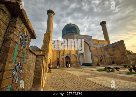 Le Gur-e Amir ou Guri Amir est un mausolée du conquérant asiatique Tamerlane (également connu sous le nom de Timur) à Samarkand, en Ouzbékistan. Il occupe un p important Banque D'Images