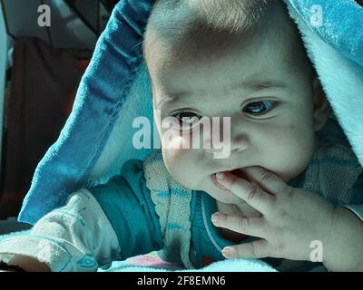 Magnifique enfant différentes poses semble très beau. Les petits enfants après leur naissance ont des joues douces et un petit visage innocent avec un sourire criant. Banque D'Images