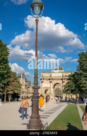 Paris, France - 04 juillet 2018 : lampadaire de rue et personnes sur le fond de l'Arc de Triomphe sur la place carrousel à Paris Banque D'Images