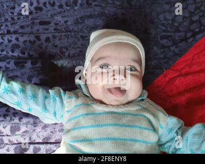 Magnifique enfant différentes poses semble très beau. Les petits enfants après leur naissance ont des joues douces et un petit visage innocent avec un sourire criant. Banque D'Images