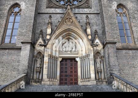 La cathédrale Saint-Ludmila est une église néo-gothique typique de Prague Banque D'Images