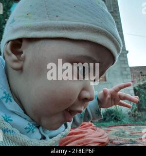 Magnifique enfant différentes poses semble très beau. Les petits enfants après leur naissance ont des joues douces et un petit visage innocent avec un sourire criant. Banque D'Images