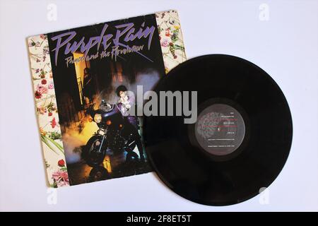 Rock, pop, Rnb et psychédélique artiste, Prince et la Révolution album de musique sur vinyle disque LP. Intitulé: Pluie pourpre Banque D'Images