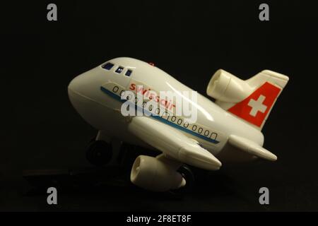 Un avion jouet avec un fond noir Banque D'Images