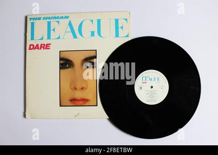 Nouveau groupe Wave et Synth-pop, l'album de musique de Human League sur disque vinyle LP. Intitulé : couverture de l'album DARE Banque D'Images