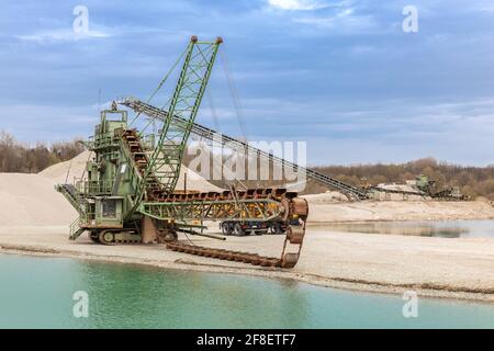 Pelle hydraulique dans une usine de gravier en Bavière, en Allemagne Banque D'Images