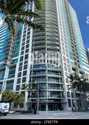 Grand bâtiment haut de gamme dans le centre-ville de Miami, en Floride, appelé MIDTOWN 4. Hébergement d'appartements résidentiels ainsi que des entreprises urbaines, fraîches et locales. Banque D'Images