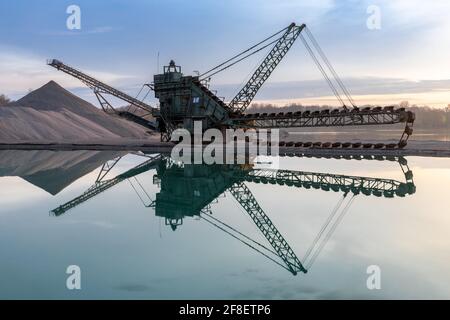 Pelle hydraulique dans une usine de gravier en Bavière, en Allemagne Banque D'Images