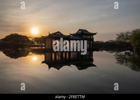 Paysages du matin avec des arbres, des cerisiers en fleurs et un étang dans le jardin Quyuan, un parc public du lac de l'Ouest à Hangzhou, en Chine Banque D'Images