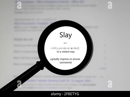 mot slay, mot dans un dictionnaire. Gros plan d'une page de dictionnaire anglais avec le mot slay. Banque D'Images