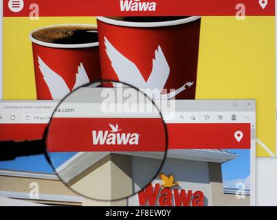 Wawa, Inc. Est une chaîne américaine de magasins de proximité et de stations-service situés le long de la côte est des États-Unis. Logo Wawa sur la recherche web, web Banque D'Images