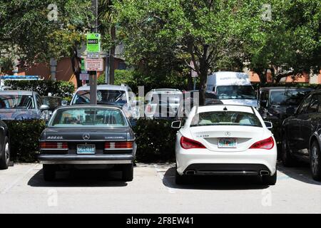 Une vieille Mercedes Benz et une nouvelle berline Mercedes Benz garées côte à côte pour symboliser l'ancienne et la nouvelle. Banque D'Images