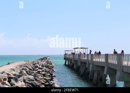 Côte sud de la plage, sud de la floride. Jetée de South Pointe. Ensoleillé avec des vagues calmes, pile de rochers dans la mer, chemin de rochers. CopySpace, fond d'écran, arrière-plan Banque D'Images