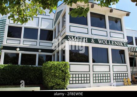 Façade extérieure de Smith et de la grilladerie Wollensky dans le parc South pointe à Miami Beach, Floride. Banque D'Images