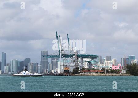 Bateau de Fisher Island au port maritime de Miami à South Pointe Beach à Miami Beach, Floride. Grues PortMiami et matériel de transport maritime. Maritime Banque D'Images