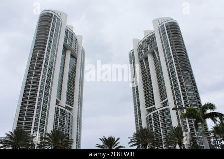 Trump Towers Royale et place sur Collins Avenue dans Sunny Isles Beach FL. Bâtiment de grande hauteur à Miami par temps nuageux. Banque D'Images