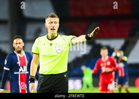 Paris, France. 13 avril 2021. Arbitre Daniele Orsato lors de la Ligue des champions de l'UEFA, quart de finale, 2ème match de football entre Paris Saint-Germain et Bayern Munich le 13 avril 2021 au stade du Parc des Princes à Paris, France - photo Jean-Baptiste Autissier/panoramique/DPPI/LiveMedia crédit: Agence photo indépendante/Alamy Live News Banque D'Images
