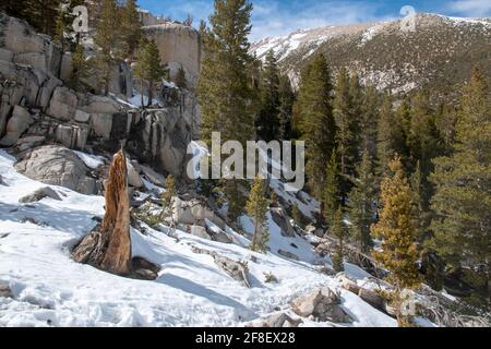 Temple Crag surplombe le lac First, le premier d'une série de lacs dans cette partie de la Sierra orientale dans le comté d'Inyo, CA, USA. Banque D'Images