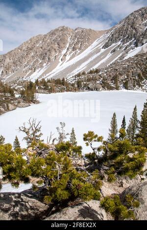 Temple Crag surplombe le lac First, le premier d'une série de lacs dans cette partie de la Sierra orientale dans le comté d'Inyo, CA, USA. Banque D'Images